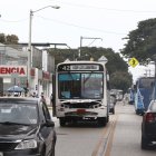 Los atascos que se forman en los alrededores del hospital Teodoro Maldonado Carbo, del IESS, provoca contratiempos a los pacientes, familiares y ambulancias.
