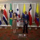 La ministra panameña de Relaciones Exteriores, Erika Mouynés (i), y el procurador general de dicho país, Javier E. Caraballo, participan hoy en una cumbre de fiscales de la región, en Ciudad de Panamá (Panamá). EFE/ Bienvenido Velasco