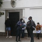 EN LAS AFUERAS DE LA EMBAJADA DE MEXICO ALGUNAS PERSONAS ESPERAN SER LLAMADOS PARA LA ENTREVISTA PARA LA VISA AL PAIS 30 DE AGOSTO DEL 2021 . Angelo Chamba. (ag-extra ag-expreso ag-quito)
