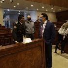 Versiones. El legislador Fernando Villavicencio dialoga con el policía Jhonny Lema, que era seguridad de Carrión.