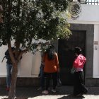 Ciudadanos ecuatorianos esperan para solicitar el visado afuera del consulado de México, hoy en Quito (Ecuador).