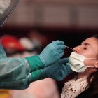 Una mujer se realiza un test rápido de coronavirus.