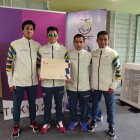 Darwin Castro (c) con el diploma junto a sus guías Diego Arévalo (i) y Santiago Rosero (d), y el entrenador Julio Chuqui.