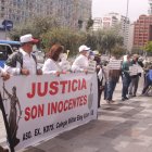 Protesta. Familiares y compañeros de los militares procesados por posible asesinato hicieron un plantón afuera del Complejo Judicial.