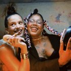 Fotografía cedida por Elissa Salas donde aparece la cantante española Rosalía (i) y la dominicana Tokischa durante la filmación del vídeo del tema "Linda".