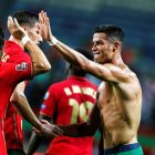 Cristiano Ronaldo (derecha) celebra el gol que marcó para convertirse en el máximo goleador histórico a escala de selecciones.
