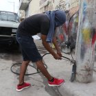 Representación. Uno de los moradores del sur de la ciudad explica cómo con cuchillo cortan los cables de CNT.