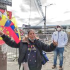 María Cunalata viajó desde Guayaquil para tratar de vender sus productos en los alrededores del estadio Rodrigo Paz Delgado