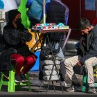 Vista de vendedores de tabaco en las calles de Quito (Ecuador).