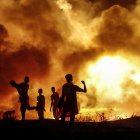 Manifestantes palestinos queman neumáticos durante una manifestación a lo largo de la frontera entre la Franja de Gaza e Israel.