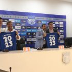 Los hermanos Rescalvo junto a los directivos eléctricos con las camisetas conmemorativoas.