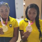 Galardones. Poleth Mendes (i) y Anaís Méndez, medallistas paralímpicas ecuatorianas, muestran sus preseas ganadas en Tokio.