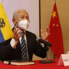El embajador de China en Ecuador, Chen Guoyou, en rueda de prensa para hablar sobre la conversación entre los presidentes de ambas naciones.
