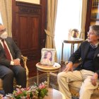 Fotografía cedida por la Presidencia de Ecuador que muestra al mandatario ecuatoriano Guillermo Lasso (d) durante una reunión con el nuevo presidente del Banco de Desarrollo de América Latina (CAF), Sergio Díaz Granados, en Quito.