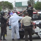 Escena. Un cuerpo es trasladado en el balde de un patrullero de Policía.