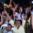 Narcisa España, madre de Kiara Rodríguez, levanta los brazos en señal de júbilo al ver lograr medalla a su hija.