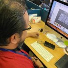 Referencia. Un vendedor analiza el comprobante de un cheque tras la venta de un producto en Internet.