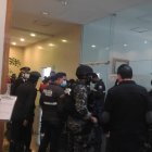 Operativo. Un importante número de policías ingresó ayer a la Asamblea para participar de este allanamiento.