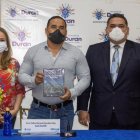 Acto. La concejala saliente junto al alcalde Dalton Narváez (c).