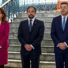 Los cancilleres de Colombia Marta Lucía Ramírez (i), de Ecuador Mauricio Montalvo (c) y el Secretario General de la CAN Jorge Pedraza (d), participan hoy en la 49 Reunión del Consejo Andino de Ministros de Relaciones Exteriores en Quito (Ecuador).