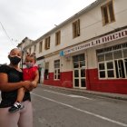 Una madre con su hija en brazos posa para Efe en una calle hoy, en La Habana (Cuba). EFE/ Yander Zamora