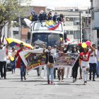 Familiares y amigos de los deportistas paralímpicos acompañaron la caravana triunfal en Quito.