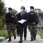 Asamblea.  Freddy Carrión es escoltado por agentes penitenciarios, tras su traslado de la Cárcel N° 4, en Quito, donde está recluido desde mayo.