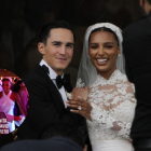 Los novios en el momento al salir de la fiesta.