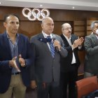 Jorge Delgado (c), presidente del Comité Olímpico Ecuatoriano, con parte de su directorio tras ganar la elección.