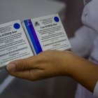 Enfermera muestra cajas con dosis de la vacuna Sputnik V contra la covid-19 en el Hospital Domingo Luciani, en Caracas (Venezuela).