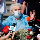 Mujer de la 3ra edad, recibe dosis anticovid.