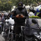 Policías del Distrito Centro ejecutaron un operativo preventivo de control de motos y vehículos en la avenida Víctor Emilio Estrada y Dátiles, en Urdesa Central.