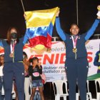 Las deportistas festejaron en una plataforma que fue ubicada justo en frente de donde viven para sentirse en confianza.