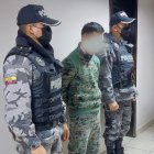 Aprehensión. Miembros de la Fuerza Terrestre detuvieron a un militar de la FAE que portaba una maleta con armas.