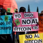 Ciudadanos protestan hoy en contra del uso del bitcóin como forma de pago, en San Salvador.