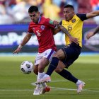 Ángel Mena (d), atacante de la selección ecuatoriana, confía en lograr un resultado positivo ante Uruguay en Montevideo.