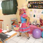 Vestida de muñeca, la parvularia Liliana Bohórquez baila frente la pantalla, mientras al otro lado sus alumnos aprenden con ella los colores y los números.