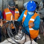 Control. El Municipio y Policía hacen operativos en recicladora con el apoyo de los técnicos de CNT que pueden identificar si ese cable es uno de los robados a la empresa.