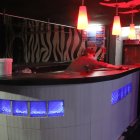 Aseo. En este local, situado en la calle Calama, sector La Mariscal, su propietaria barría los pisos y le daba los últimos brochazos a las paredes.