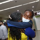 El abrazo esperado. Kiara abraza a doña narcisa España, su madre. Llora de la emoción. Medallista de bronce paralimpica, la primera de guayas