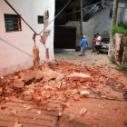 Familias salen de sus viviendas este martes, debido al sismo de 7.1 en el balneario de Acapulco en el estado de Guerrero (México). Un sismo de magnitud 7,1 sacudió este martes el centro y sur de México, sin que hasta ahora se reporten víctimas o daños materiales.