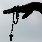 Una persona muestra un rosario con cruz durante una protesta de ciudadanos católicos que rechazan el aborto, afuera de la Suprema Corte de Justicia de la Nación.