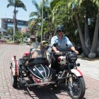 Giovanni Norero y su perro Bruno pasean en motocicleta por la vía a Samborondón.