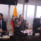 Julien Reynaud, representante del FMI en Ecuador; Simón Cueva, ministro de Economía y Finanzas; y Guillermo Avellán, gerente del Banco Central del Ecuador.