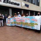 Un grupo de maestros espera en los exteriores de la Defensoría del Pueblo, antes de ser atendidos.