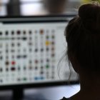 Una oficial de la Policía alemana investiga en pantalla fuentes de pornografía infantil.