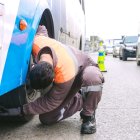 Un técnico de la ATM realiza revisa las llantes de un bus urbano de Guayaquil en un control de la ATM.