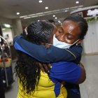 La saltadora y velocista ecuatoriana se fundió en un abrazo con su madre, Narcisa España, apenas salió del arribo internacional del aeropuerto, en Guayaquil.