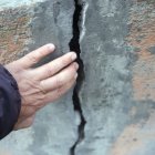 Temor. Hasta dos dedos entran por las grietas de algunas de las casas.