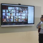 La misma clase que recibe el estudiante de manera presencial, también la recibirán los estudiantes que están de manera virtual.